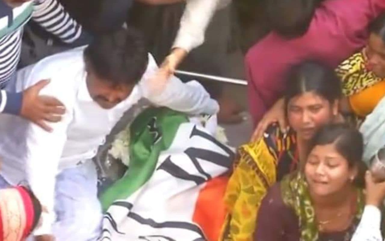 बीरभूम बम विस्फोट : तृणमूल कार्यकर्ता लालटू शेख के शव के साथ रोड जाम, दोषियों को फांसी देने की मांग बीरभूम बम विस्फोट : तृणमूल कार्यकर्ता लालटू शेख के शव के साथ रोड जाम, दोषियों को फांसी देने की मांग