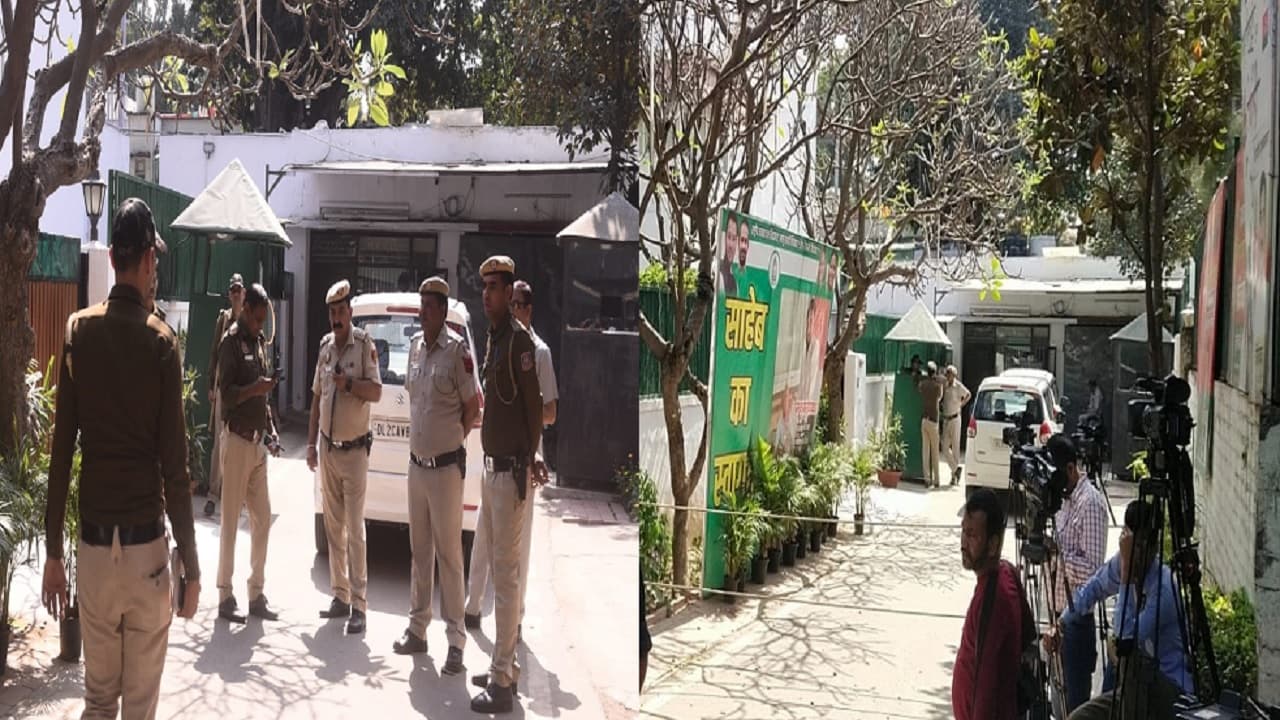Land For Job Scam: लालू यादव से पूछताछ करने पहुंची CBI की टीम, दिल्ली में मीसा भारती के आवास पहुंचे अधिकारी Land For Job Scam: लालू यादव से पूछताछ करने पहुंची CBI की टीम, दिल्ली में मीसा भारती के आवास पहुंचे अधिकारी