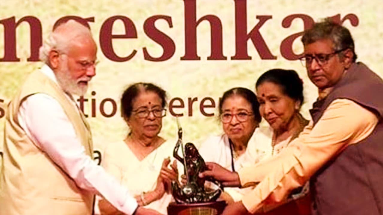 Lata Deenanath Mangeshkar Award: पीएम नरेंद्र मोदी को मिला पहला लता दीनानाथ मंगेशकर पुरस्कार, कही ये बात Lata Deenanath Mangeshkar Award: पीएम नरेंद्र मोदी को मिला पहला लता दीनानाथ मंगेशकर पुरस्कार, कही ये बात