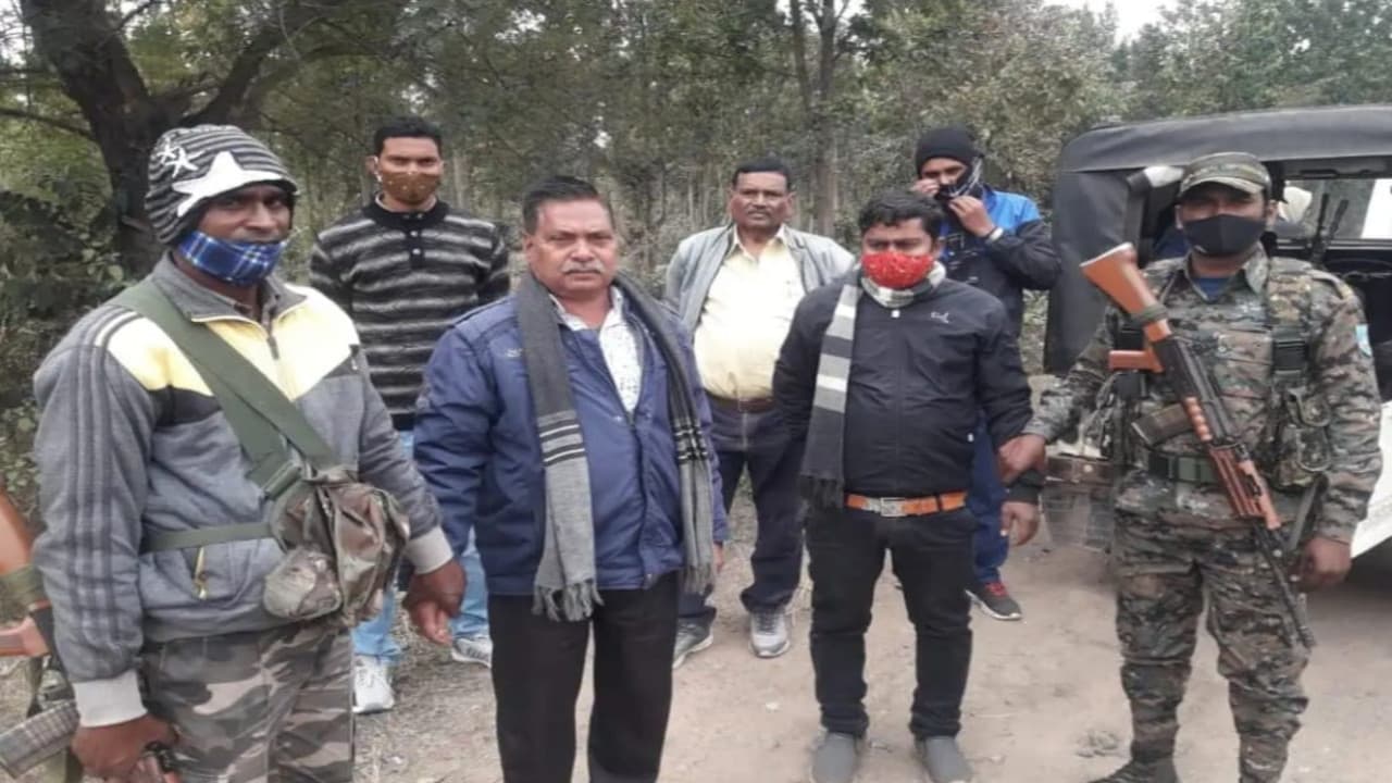 पलामू ACB ने चंदवा में JE संतोष और पंचायत सेवक नंदकिशोर को घूस लेते किया गिरफ्तार, जानें क्या है आरोप पलामू ACB ने चंदवा में JE संतोष और पंचायत सेवक नंदकिशोर को घूस लेते किया गिरफ्तार, जानें क्या है आरोप