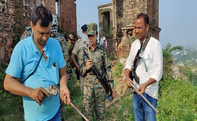 पहाड़ के खंडहर में छिपाए गए थे हथियार, मुंगेर एसपी लिपि सिंह ने छापेमारी कर किया बरामद पहाड़ के खंडहर में छिपाए गए थे हथियार, मुंगेर एसपी लिपि सिंह ने छापेमारी कर किया बरामद