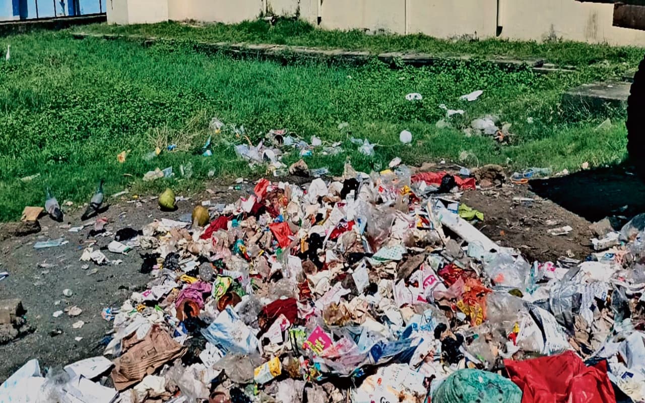 दुमका : खुले में एक्सपायरी दवा फेकने से ग्रामीण डाक्टर सवालों के घेरे में