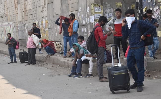 बिहार में ‘लॉकडाउन’ का दूसरा दिन : 4,600 लोगों को विशेष बसों से गृह जिलों में भेजा गया बिहार में ‘लॉकडाउन’ का दूसरा दिन : 4,600 लोगों को विशेष बसों से गृह जिलों में भेजा गया