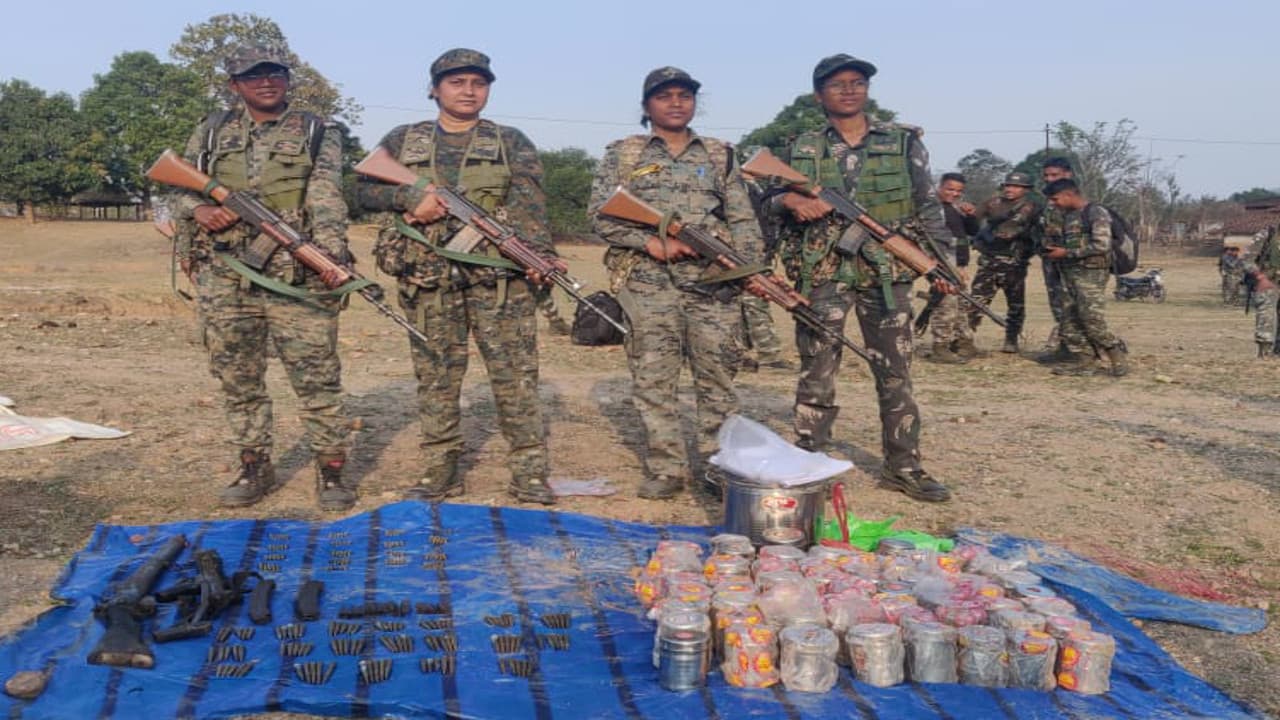 Jharkhand News: लोहरदगा के बांडी और पुतरार जंगल से 150 केन बम समेत कई हथियार बरामद, सर्च ऑपरेशन जारी Jharkhand News: लोहरदगा के बांडी और पुतरार जंगल से 150 केन बम समेत कई हथियार बरामद, सर्च ऑपरेशन जारी