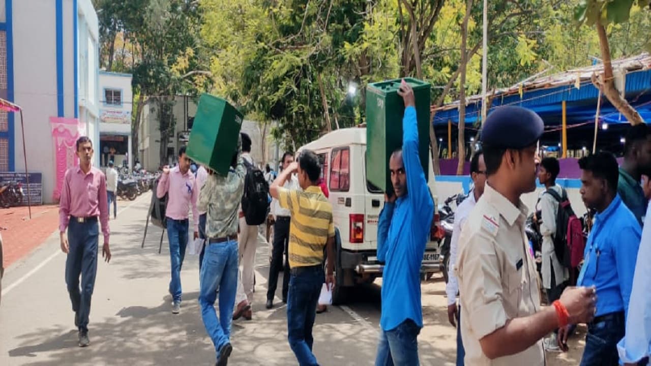 झारखंड पंचायत चुनाव : कड़ी सुरक्षा में तीसरे चरण की वोटिंग कल, पोलिंग पार्टियां बूथ के लिए रवाना झारखंड पंचायत चुनाव : कड़ी सुरक्षा में तीसरे चरण की वोटिंग कल, पोलिंग पार्टियां बूथ के लिए रवाना
