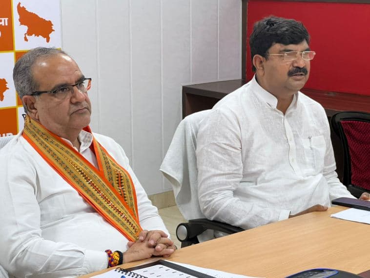Mainpuri By-Election: मैनपुरी में कमल खिलाने को बीजेपी ने बनायी खास रणनीति, इस तरह तोड़ेगी सपा का तिलिस्म Mainpuri By-Election: मैनपुरी में कमल खिलाने को बीजेपी ने बनायी खास रणनीति, इस तरह तोड़ेगी सपा का तिलिस्म