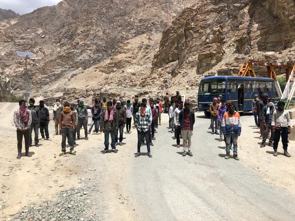 लॉकडाउन में फंसे झारखंड के 60 श्रमिकों को लद्दाख से किया गया एयरलिफ्ट, स्वागत के लिए सीएम हेमंत शाम सात बजे पहुंचेंगे एयरपोर्ट लॉकडाउन में फंसे झारखंड के 60 श्रमिकों को लद्दाख से किया गया एयरलिफ्ट, स्वागत के लिए सीएम हेमंत शाम सात बजे पहुंचेंगे एयरपोर्ट