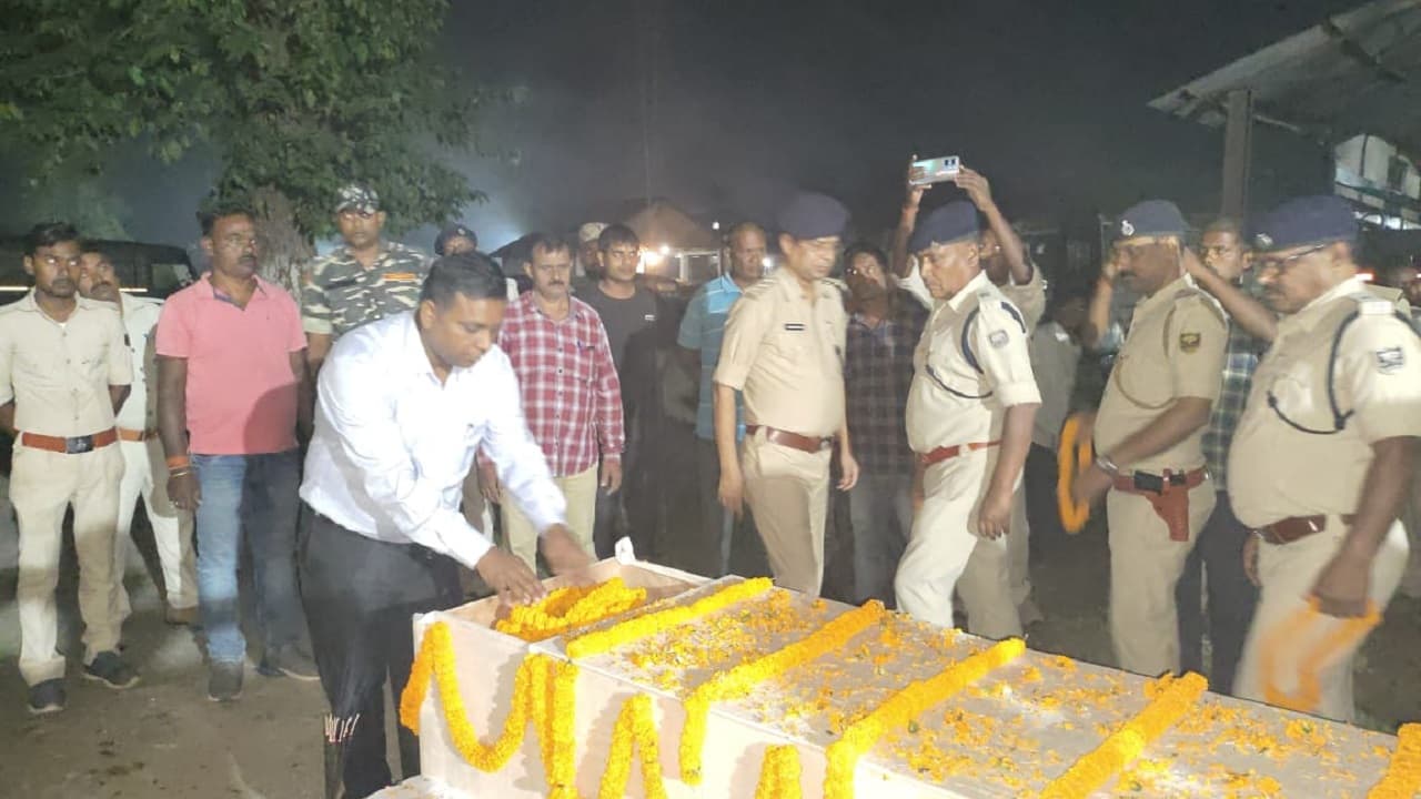 Bihar: मधेपुरा में कुख्यात वारंटी को दबोचने अकेले टूट पड़ा चौकीदार, अपराधियों ने मार दी गोली, शहीद Bihar: मधेपुरा में कुख्यात वारंटी को दबोचने अकेले टूट पड़ा चौकीदार, अपराधियों ने मार दी गोली, शहीद