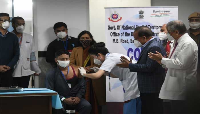 Vaccine लगने के बाद कैसा महसूस हुआ, AIIMS डॉयरेक्टर से लेकर सफाईकर्मी तक कोरोना वॉरियर्स ने बताया अपना अनुभव Vaccine लगने के बाद कैसा महसूस हुआ, AIIMS डॉयरेक्टर से लेकर सफाईकर्मी तक कोरोना वॉरियर्स ने बताया अपना अनुभव