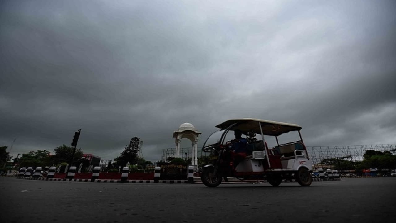 Bihar Weather: बिहार में मौसम की आंख मिचौली का जानें कारण, चंपारण समेत इन जिलों में फिर बदलेंगे हालात Bihar Weather: बिहार में मौसम की आंख मिचौली का जानें कारण, चंपारण समेत इन जिलों में फिर बदलेंगे हालात