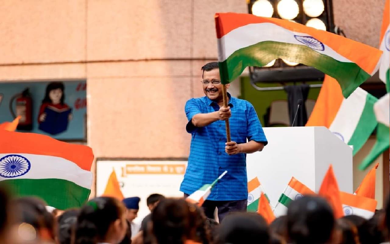 Delhi MCD Election 2022: एमसीडी चुनाव से पहले बीजेपी को झटका, 11 पार्टी नेताओं ने थामा AAP का दामन