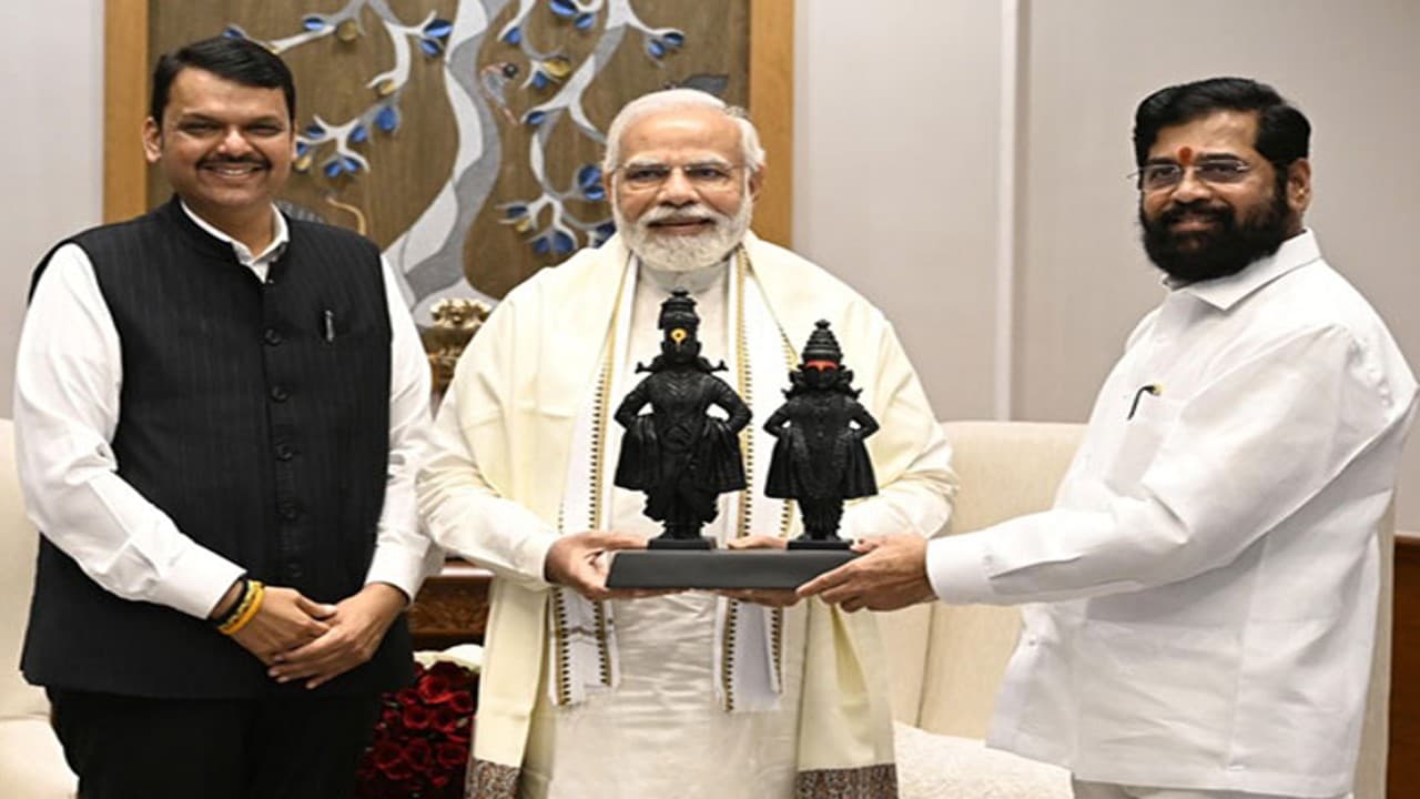महाराष्ट्र के CM एकनाथ शिंदे और डिप्टी सीएम देवेंद्र फडणवीस ने PM मोदी से की मुलाकात महाराष्ट्र के CM एकनाथ शिंदे और डिप्टी सीएम देवेंद्र फडणवीस ने PM मोदी से की मुलाकात