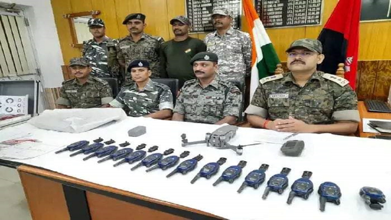 बिहार के औरंगाबाद में नक्सलियों के 15 वॉकी-टॉकी और चाइनीज ड्रोन बरामद, आंख जांच करने वाली मशीन भी जब्त बिहार के औरंगाबाद में नक्सलियों के 15 वॉकी-टॉकी और चाइनीज ड्रोन बरामद, आंख जांच करने वाली मशीन भी जब्त