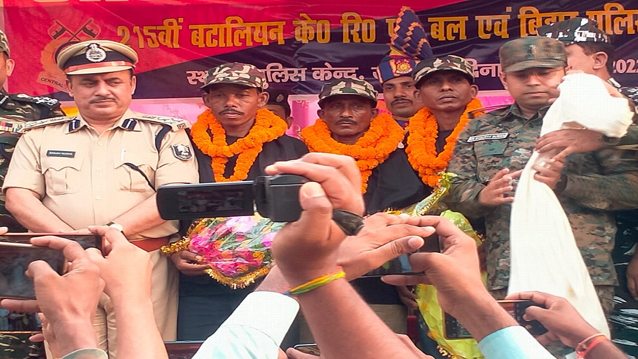 Bihar: जमुई में नक्सलियों की मांद में CRPF ने लगाया कैंप, जानिये कैसे 4 महीने में ही मिल गयी बड़ी सफलता Bihar: जमुई में नक्सलियों की मांद में CRPF ने लगाया कैंप, जानिये कैसे 4 महीने में ही मिल गयी बड़ी सफलता