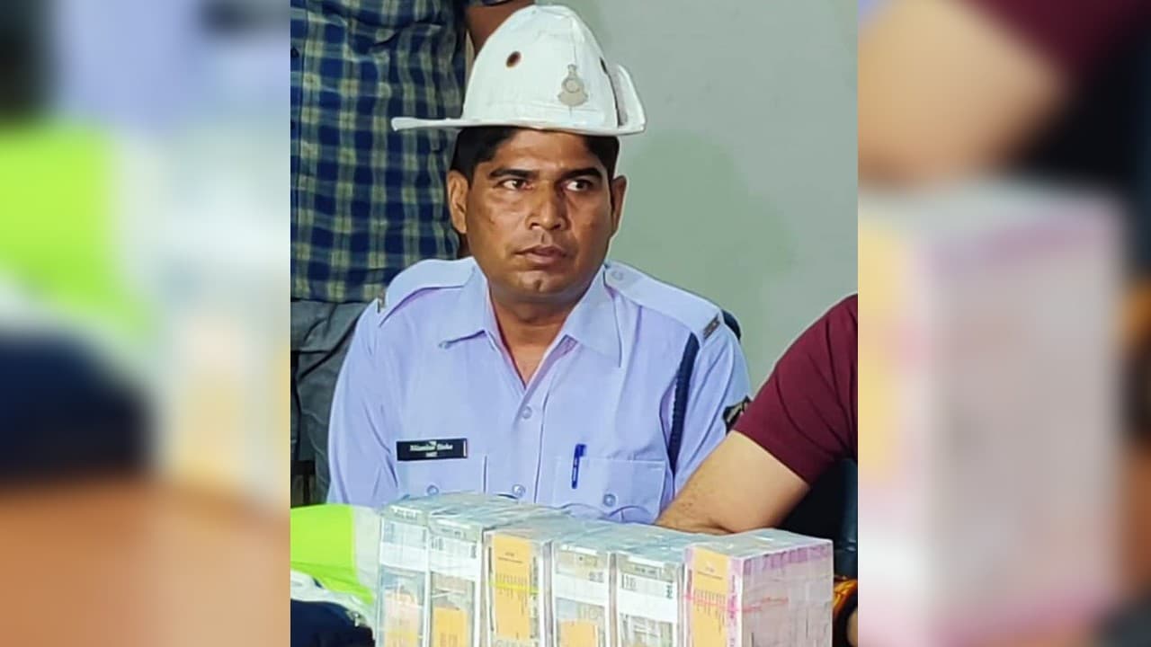 Chhattisgarh News: छत्तीसगढ़ में ट्रैफिक पुलिस वाले को सड़क पर मिले 45 लाख रुपये, जानें उसने क्या किया Chhattisgarh News: छत्तीसगढ़ में ट्रैफिक पुलिस वाले को सड़क पर मिले 45 लाख रुपये, जानें उसने क्या किया