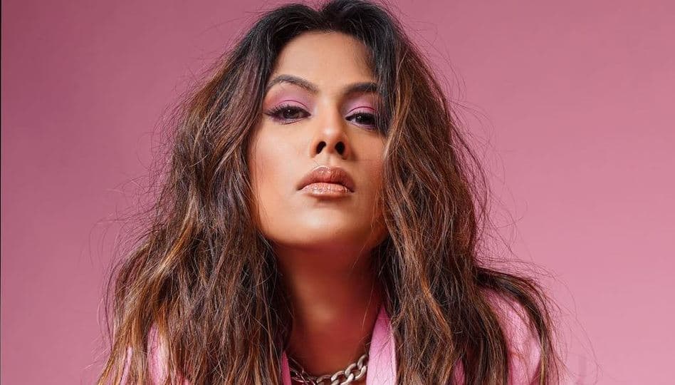 Nia Sharma ने बाथटब के पास कराया बोल्ड फोटोशूट, ब्लैक ड्रेस में बेहद दिलकश दिखीं हसीना, PICS