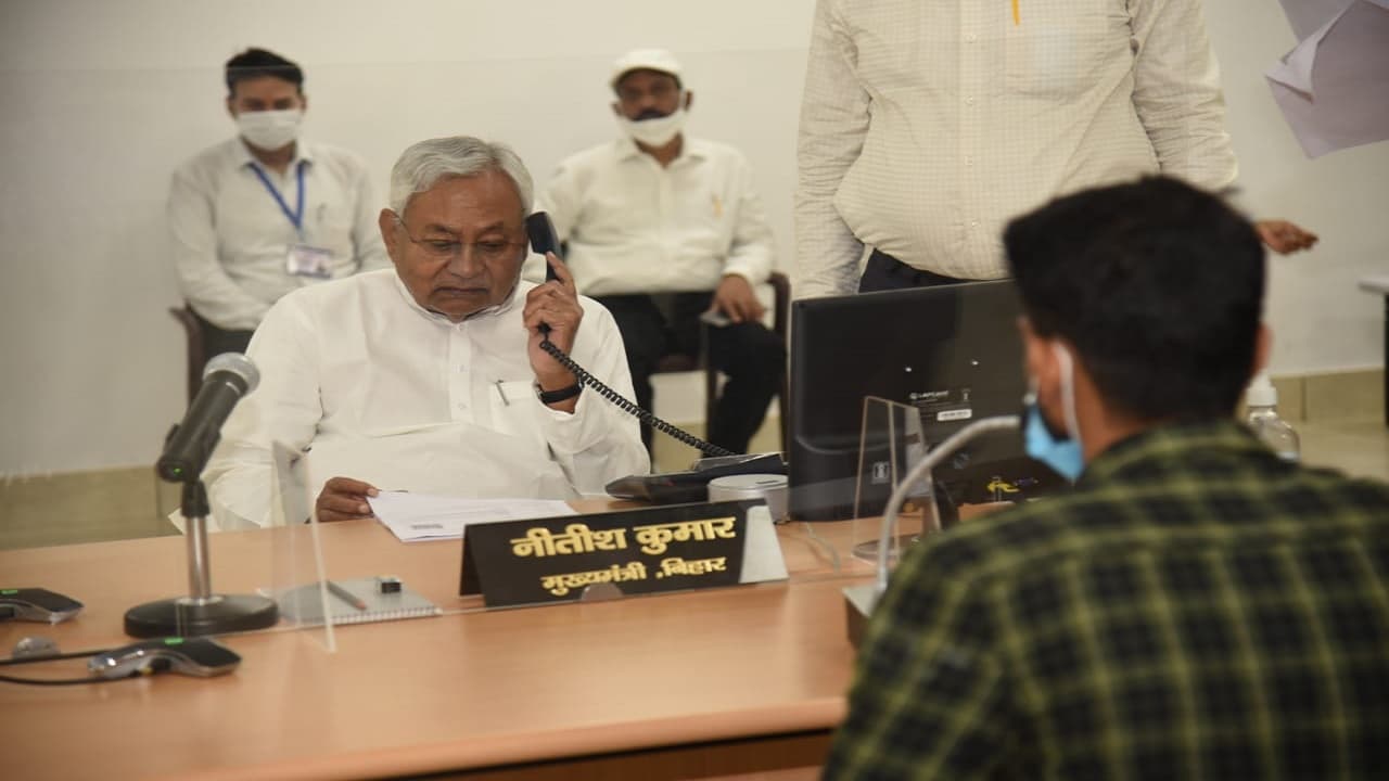 Bihar: जनता दरबार में अपराध व जमीन के
मामले सुनकर चौंके सीएम नीतीश कुमार, डीजीपी को लगाया फोन Bihar: जनता दरबार में अपराध व जमीन के
मामले सुनकर चौंके सीएम नीतीश कुमार, डीजीपी को लगाया फोन