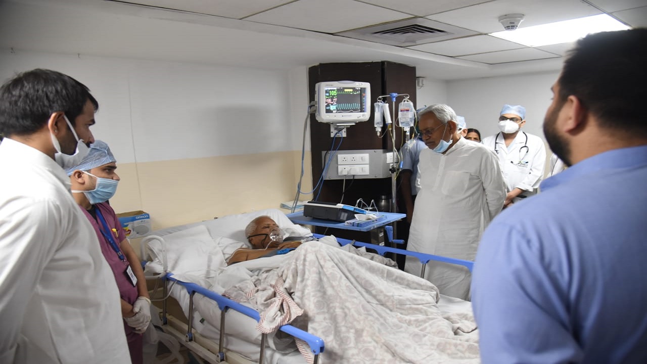 लालू यादव मेरे पुराने साथी.., अस्पताल पहुंच भावुक हुए नीतीश कुमार, जानें राजद सुप्रीमो के लिए क्या कहा… लालू यादव मेरे पुराने साथी.., अस्पताल पहुंच भावुक हुए नीतीश कुमार, जानें राजद सुप्रीमो के लिए क्या कहा…