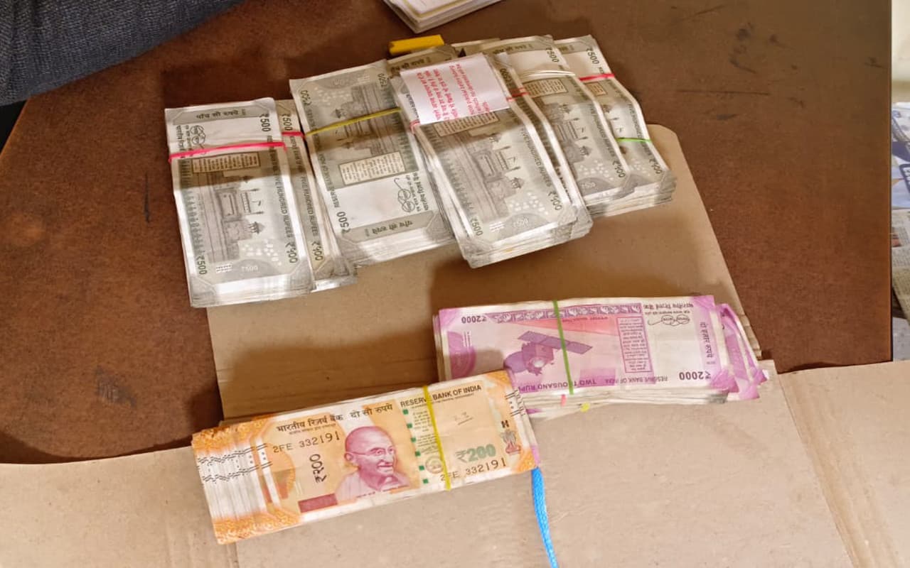 रामगढ़ उपचुनाव 2023 : वाहन चेकिंग के दौरान करीब साढ़े 6 लाख रुपये जब्त, मांडू थाने को सौंपा रामगढ़ उपचुनाव 2023 : वाहन चेकिंग के दौरान करीब साढ़े 6 लाख रुपये जब्त, मांडू थाने को सौंपा