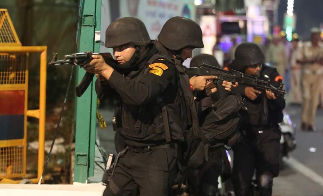 Operation Gandiv-V: आतंकी हमले से हिला विधान भवन, पुलिस हेडक्वार्टर को भी बनाया निशाना! Operation Gandiv-V: आतंकी हमले से हिला विधान भवन, पुलिस हेडक्वार्टर को भी बनाया निशाना!