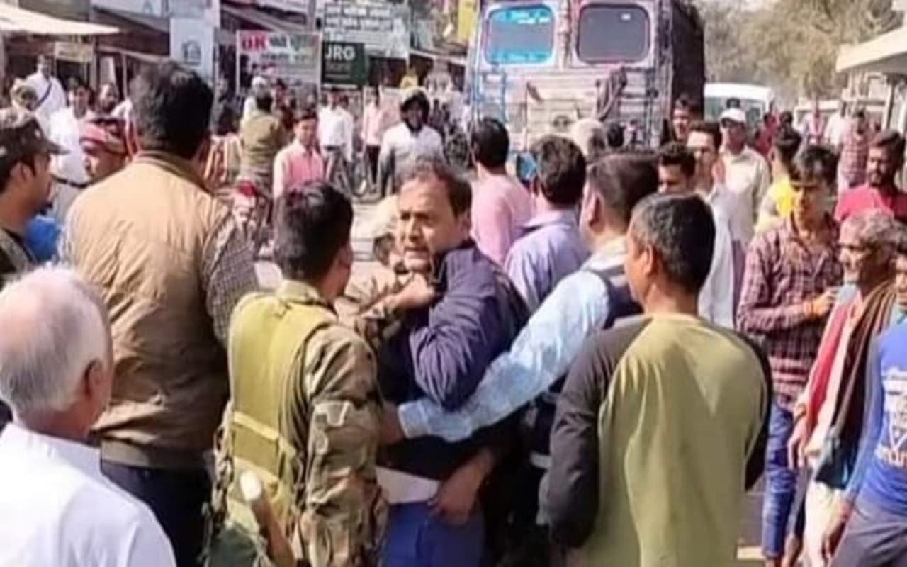 Jharkhand: झारखंड के गढ़वा से मुखिया अजय गुप्ता 15 हजार रुपये घूस लेते अरेस्ट, ACB की टीम ने ऐसे दबोचा Jharkhand: झारखंड के गढ़वा से मुखिया अजय गुप्ता 15 हजार रुपये घूस लेते अरेस्ट, ACB की टीम ने ऐसे दबोचा