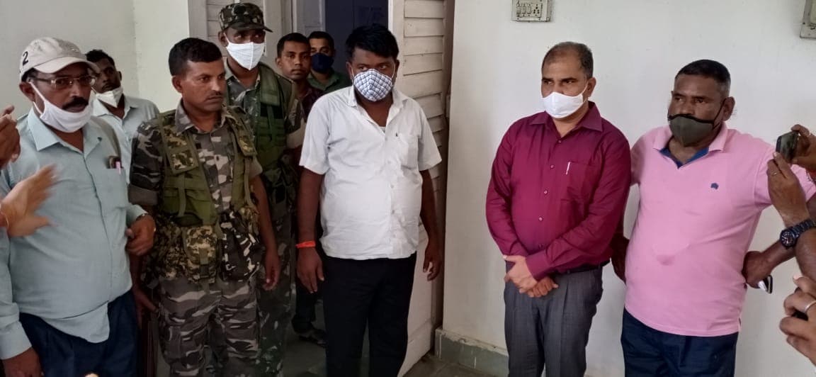 झारखंड के पलामू से जिला कल्याण पदाधिकारी व क्लर्क रिश्वत लेते गिरफ्तार, तलाशी में मिले 2.83 लाख रुपये झारखंड के पलामू से जिला कल्याण पदाधिकारी व क्लर्क रिश्वत लेते गिरफ्तार, तलाशी में मिले 2.83 लाख रुपये