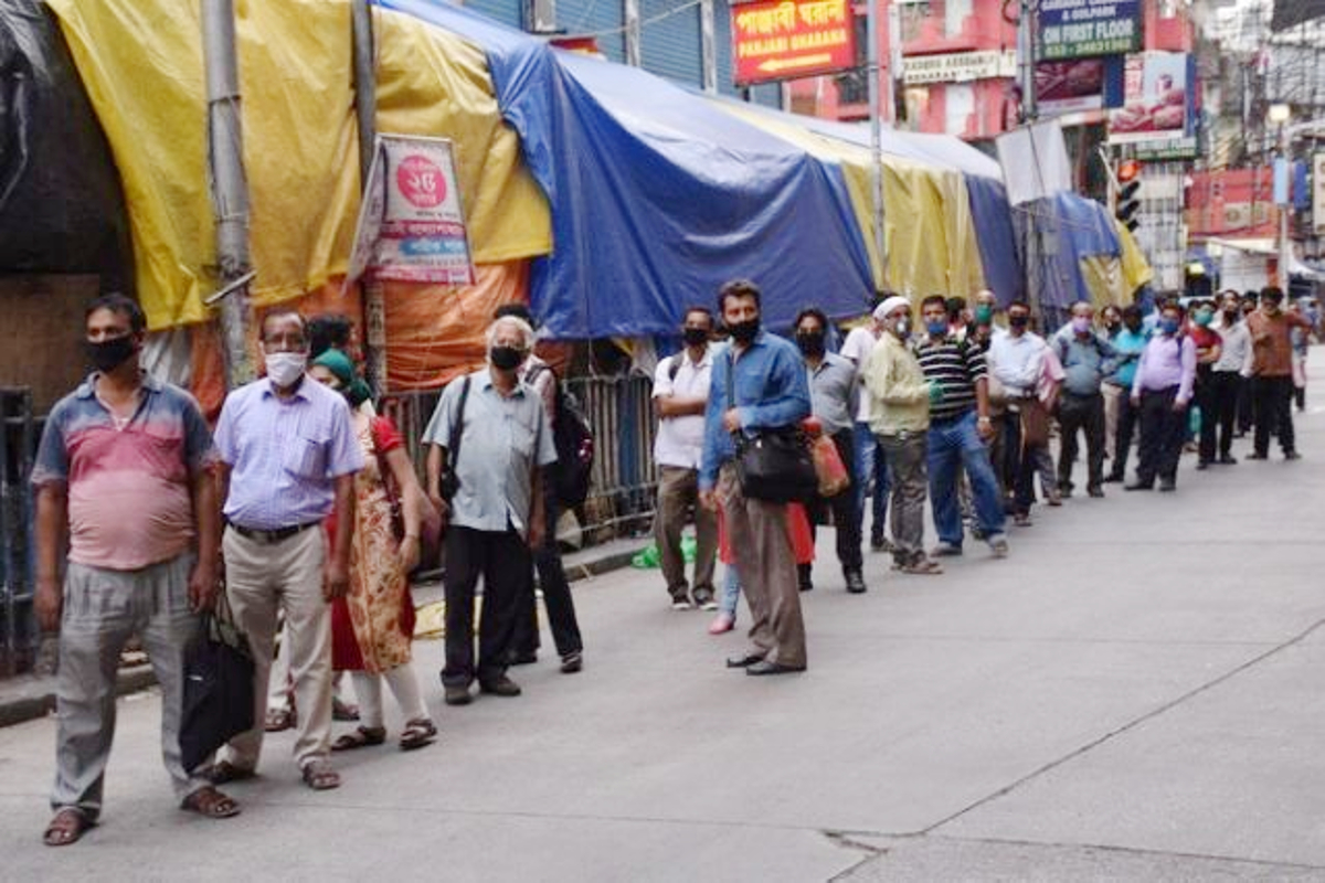 कोलकाता में नुकसान के चलते कई निजी बसें सड़कों से नदारद, यात्रियों की मुश्किलें बढ़ी कोलकाता में नुकसान के चलते कई निजी बसें सड़कों से नदारद, यात्रियों की मुश्किलें बढ़ी