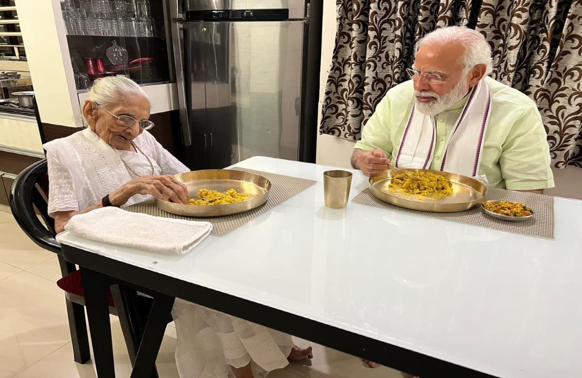 Photo: पीएम नरेंद्र मोदी ने की मां से मुलाकात, साथ बैठकर खाया प्रिय भोजन खिचड़ी, चेहरे पर खिली मुस्कान Photo: पीएम नरेंद्र मोदी ने की मां से मुलाकात, साथ बैठकर खाया प्रिय भोजन खिचड़ी, चेहरे पर खिली मुस्कान