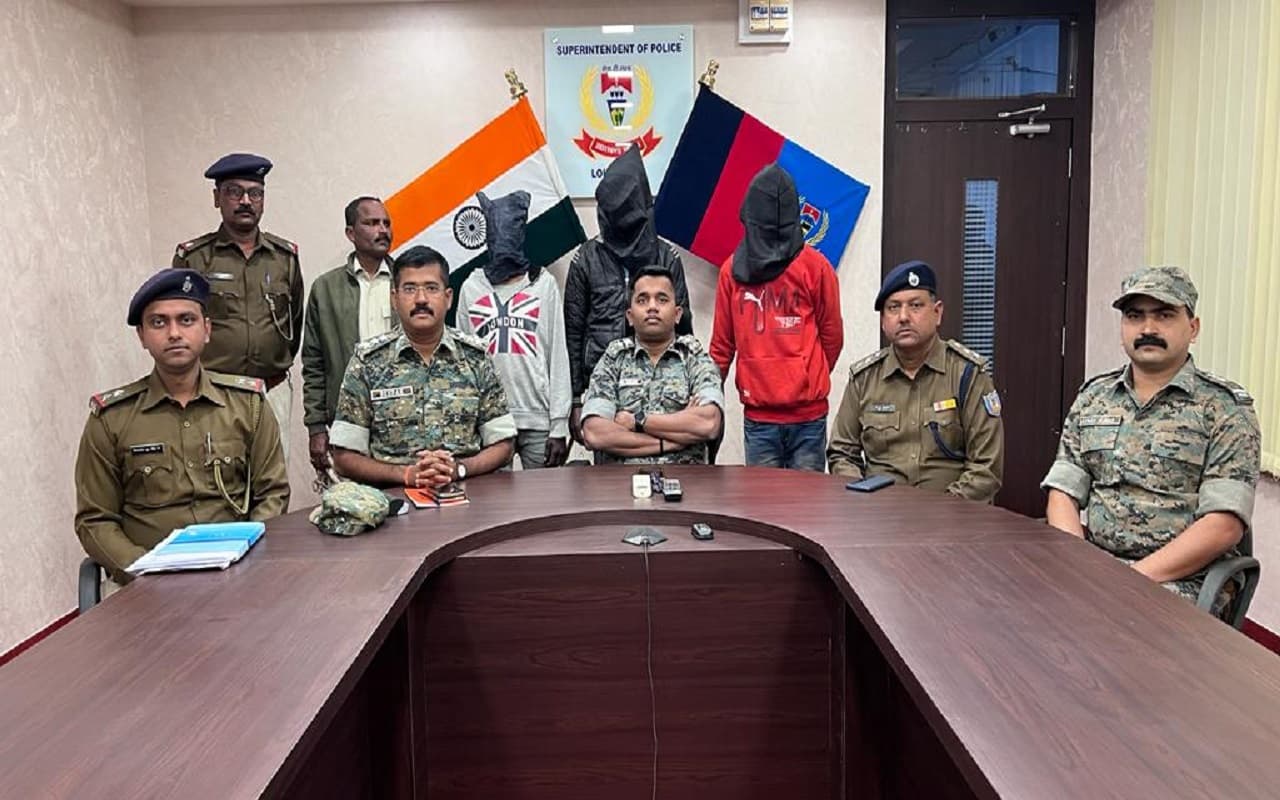 झारखंड : पीएलएफआई के 3 नक्सली अरेस्ट, विस्फोटक सामग्री बरामद झारखंड : पीएलएफआई के 3 नक्सली अरेस्ट, विस्फोटक सामग्री बरामद