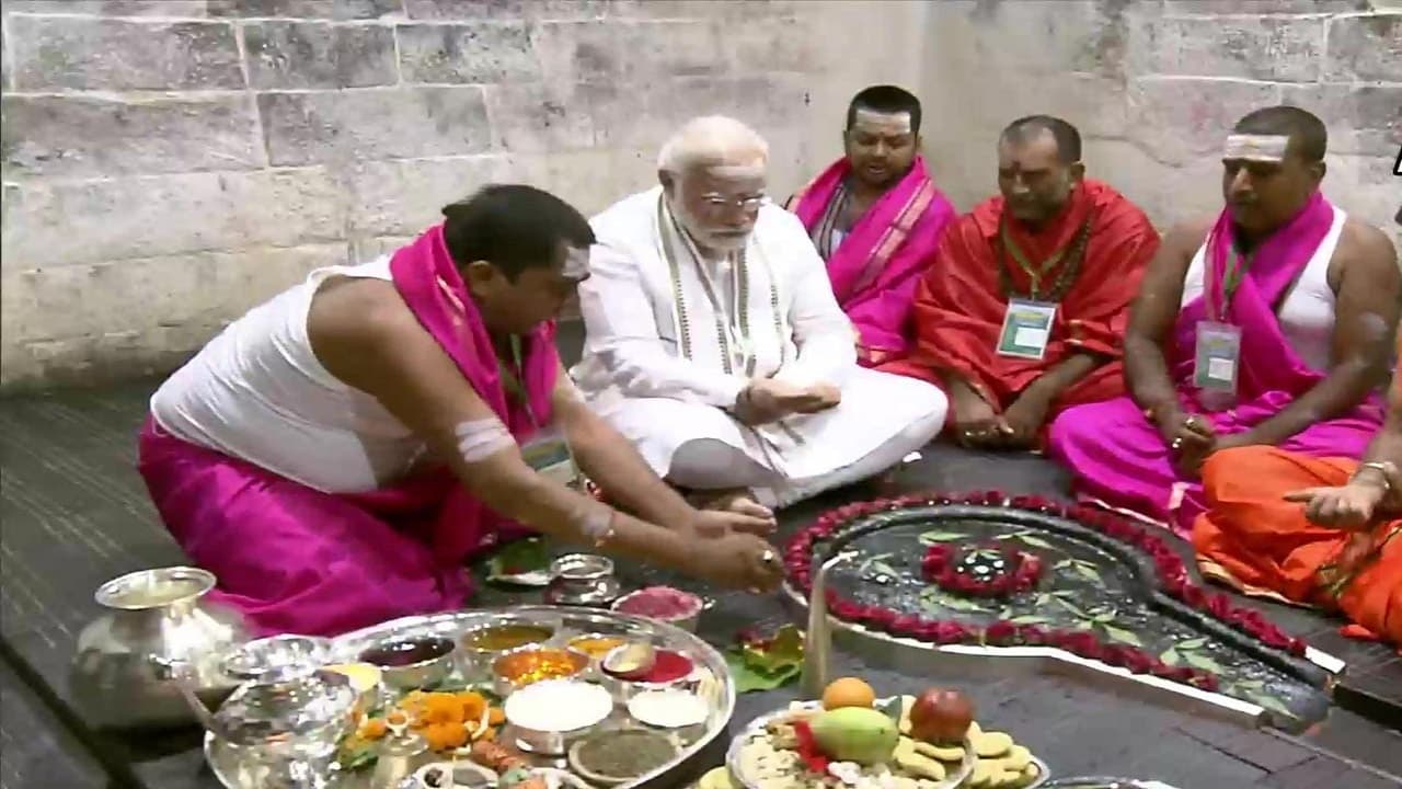 नरेंद्र मोदी : झारखंड के देवघर में Baba Baidyanath की पूजा करने वाले देश के पहले PM होने का बनाया रिकॉर्ड नरेंद्र मोदी : झारखंड के देवघर में Baba Baidyanath की पूजा करने वाले देश के पहले PM होने का बनाया रिकॉर्ड