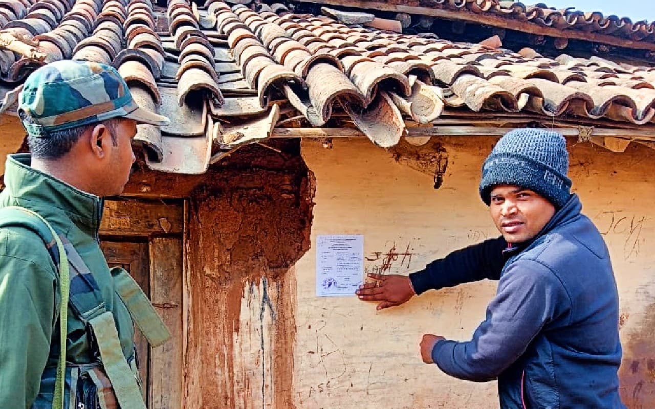 NIA की रडार पर एक करोड़ का इनामी नक्सली समर दा, पश्चिमी सिंहभूम पुलिस ने घर पर चिपकाया इश्तेहार NIA की रडार पर एक करोड़ का इनामी नक्सली समर दा, पश्चिमी सिंहभूम पुलिस ने घर पर चिपकाया इश्तेहार