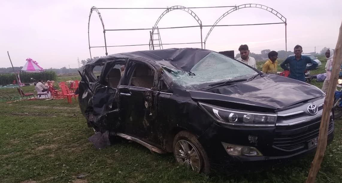UP NEWS : बरात में आया हाथी भड़का, 2 घंटे तक मचाया उत्पात, दूल्हा भी बग्घी से कूदकर भागा, देखें वीडियो UP NEWS : बरात में आया हाथी भड़का, 2 घंटे तक मचाया उत्पात, दूल्हा भी बग्घी से कूदकर भागा, देखें वीडियो