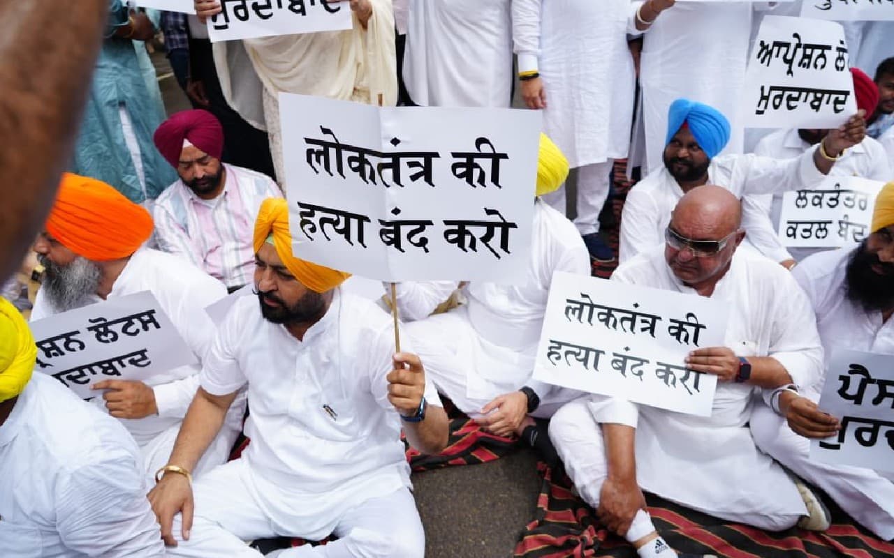 किसानों ने शिरोमणि अकाली दल के प्रधान सुखबीर सिंह बादल को दिखाया काला झंडा, नारेबाजी की किसानों ने शिरोमणि अकाली दल के प्रधान सुखबीर सिंह बादल को दिखाया काला झंडा, नारेबाजी की