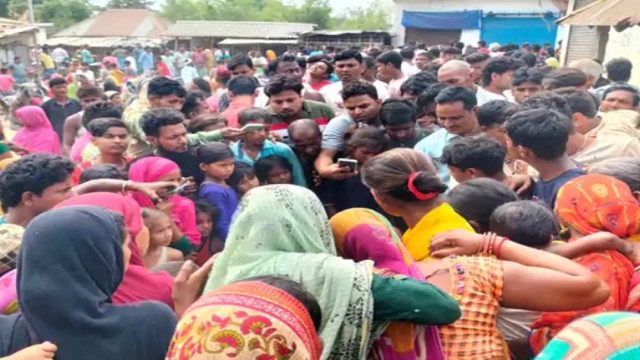 बिहार: पूर्णिया में ट्रैक्टर का टायर फटा, सड़क से 50 फीट दूर कोचिंग जा रहे बच्चों को लगा रिम, दो की गयी जान बिहार: पूर्णिया में ट्रैक्टर का टायर फटा, सड़क से 50 फीट दूर कोचिंग जा रहे बच्चों को लगा रिम, दो की गयी जान