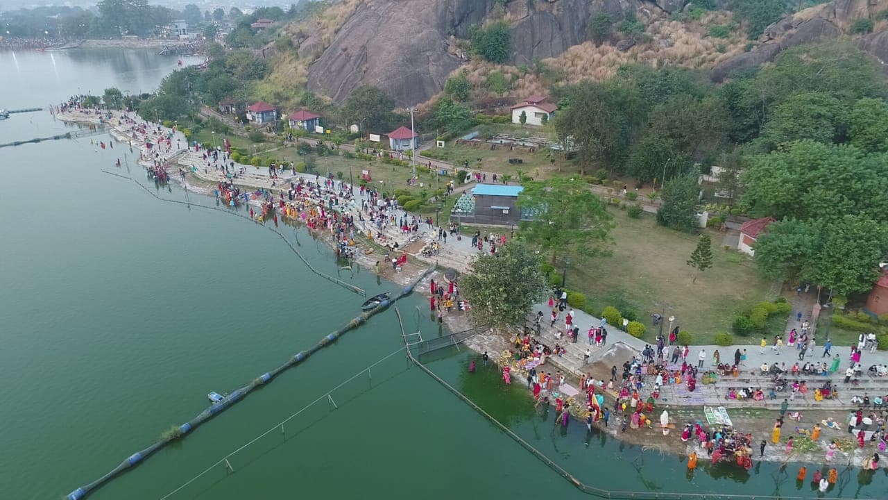 Chhath Puja 2020 : ड्रोन कैमरे से छठ घाटों की हो रही थी निगरानी, उगते सूर्य को छठव्रतियों ने दिया अर्घ Chhath Puja 2020 : ड्रोन कैमरे से छठ घाटों की हो रही थी निगरानी, उगते सूर्य को छठव्रतियों ने दिया अर्घ
