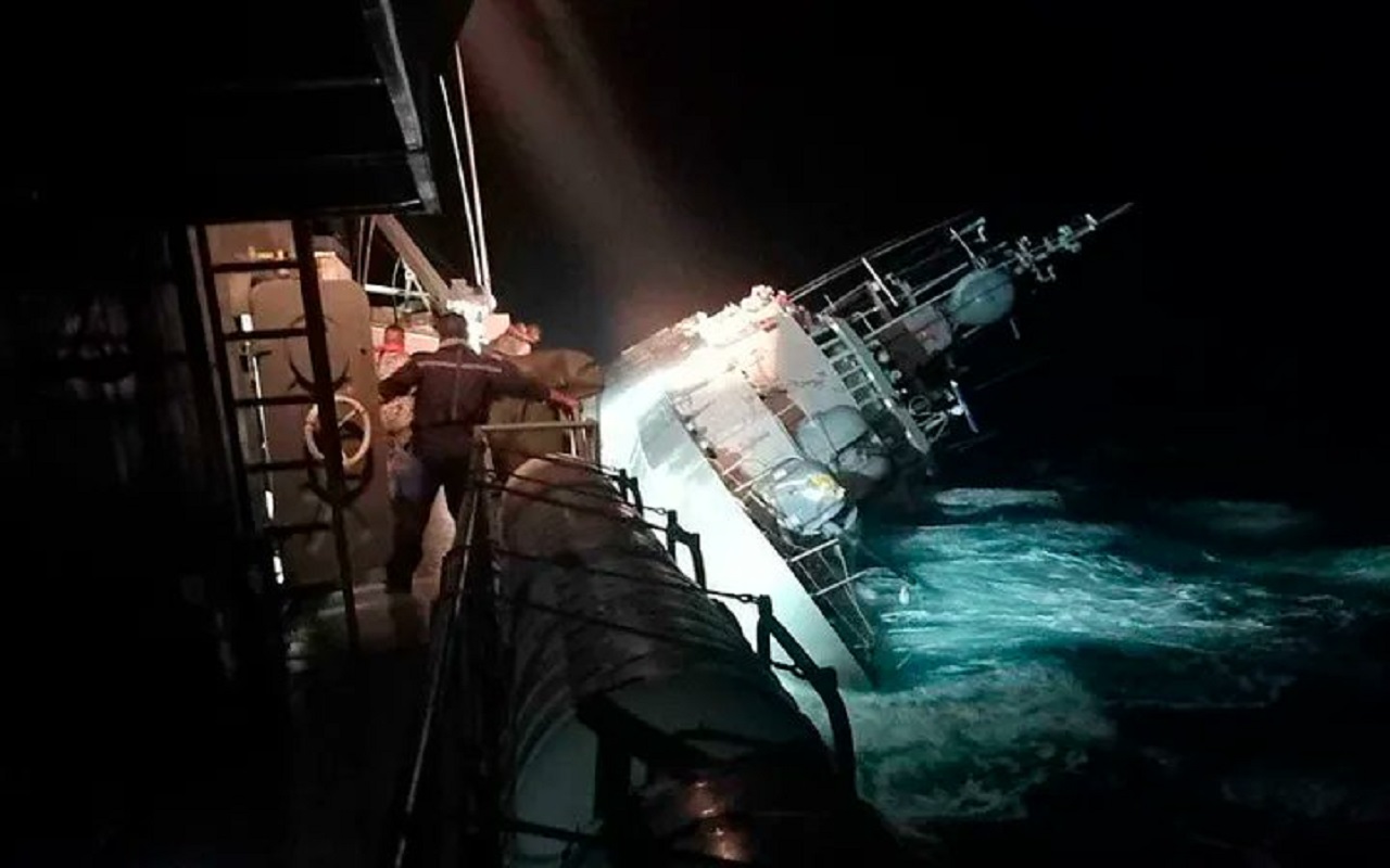 Thai Navy Ship Sunk: थाईलैंड की खाड़ी में डूबा जहाज, 106 नाविक थे सवार, कई लोगों की तलाश जारी, Video Thai Navy Ship Sunk: थाईलैंड की खाड़ी में डूबा जहाज, 106 नाविक थे सवार, कई लोगों की तलाश जारी, Video