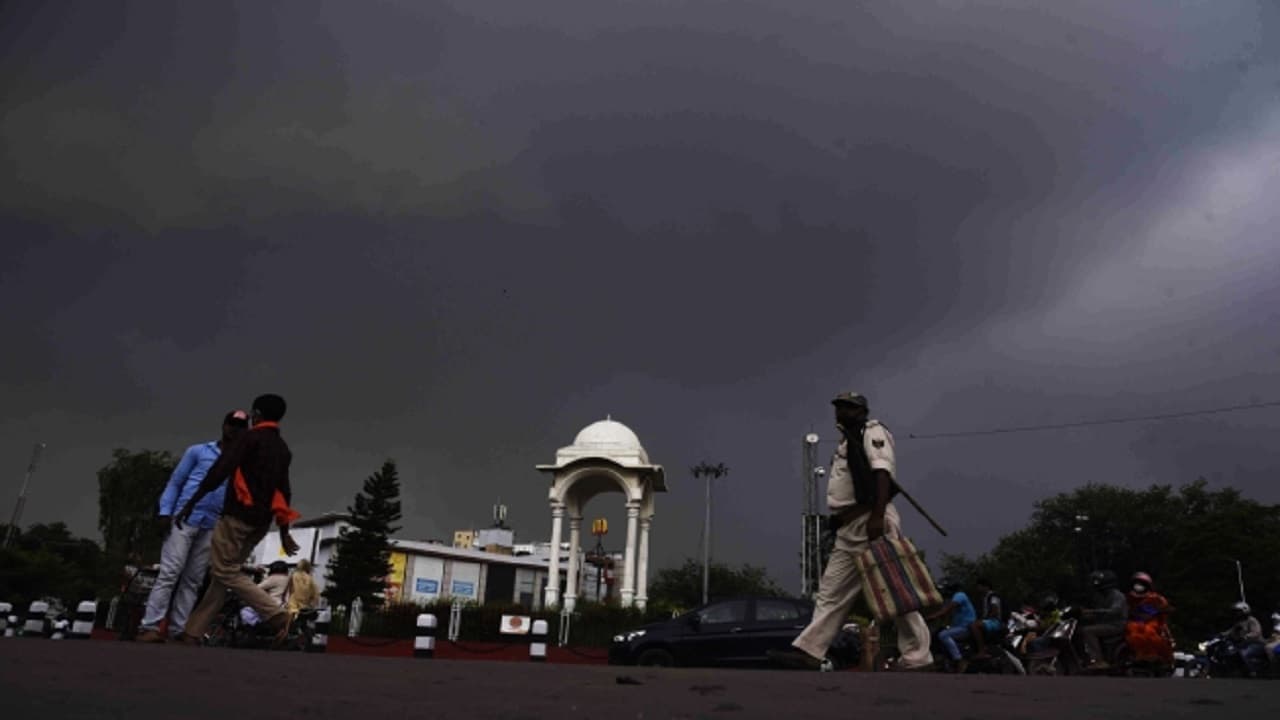 Bihar Weather Report: बिहार में तूफान सितरंग का दिखा असर, छठ पर्व तक जानें कैसा रहेगा मौसम Bihar Weather Report: बिहार में तूफान सितरंग का दिखा असर, छठ पर्व तक जानें कैसा रहेगा मौसम