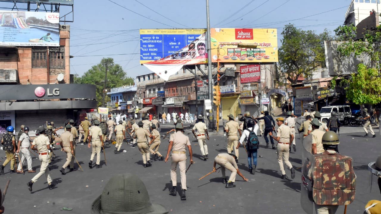 ईद के दिन राजस्थान के जोधपुर में बवाल, 4 मई की रात 12 बजे तक लगाया गया कर्फ्यू, जानें 10 बड़ी बातें ईद के दिन राजस्थान के जोधपुर में बवाल, 4 मई की रात 12 बजे तक लगाया गया कर्फ्यू, जानें 10 बड़ी बातें