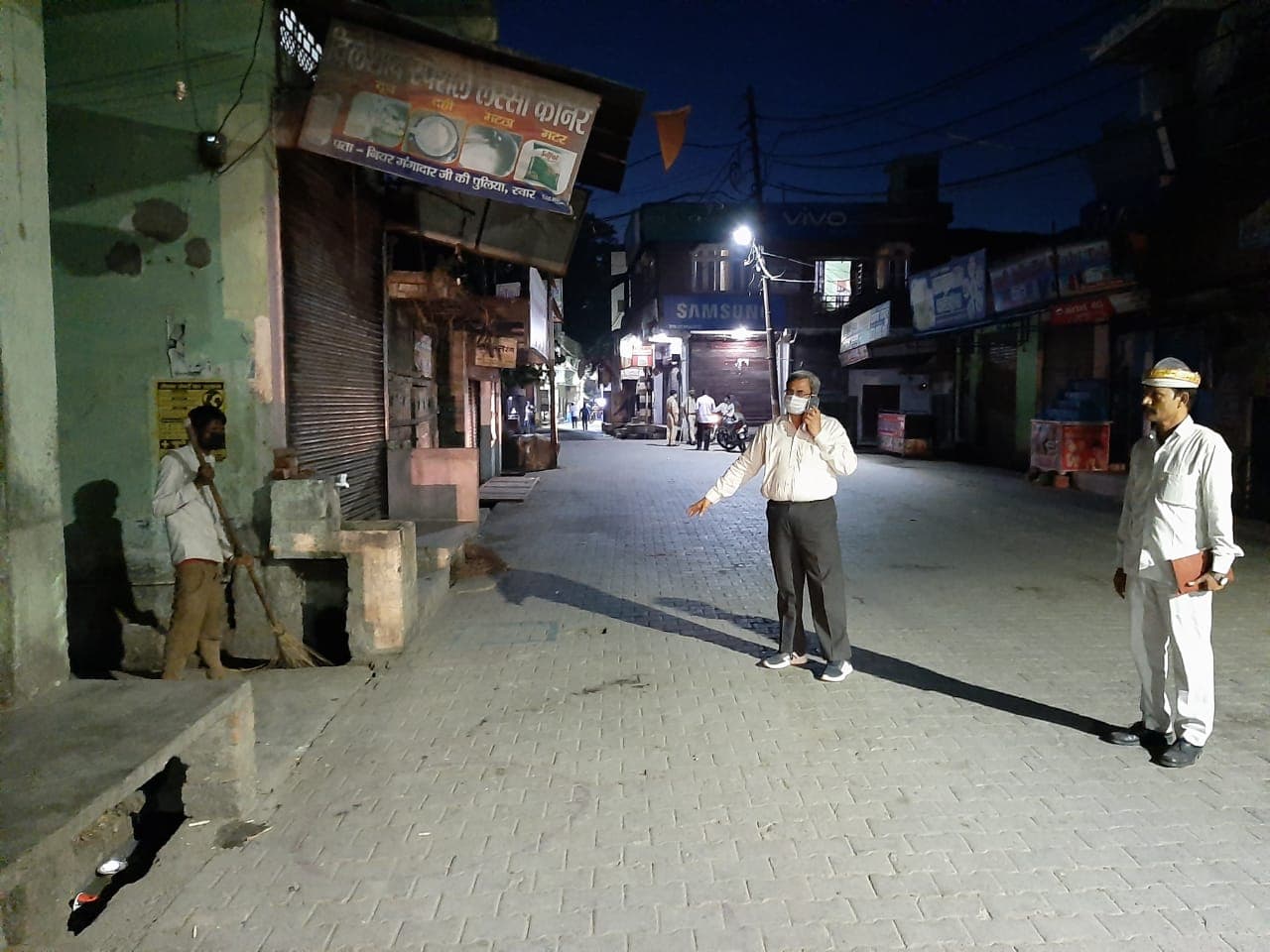लॉकडाउन : कंट्रोल रूप में फोन कर लोग दे रहे हैं समोसा, पान और पिज्जा का ऑर्डर, पुलिस ने दी अनोखी सजा