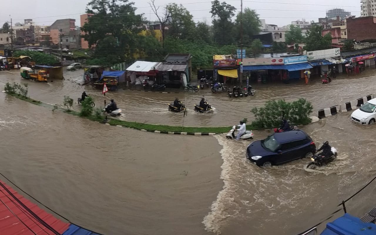 PHOTOS: झारखंड की किसी नदी या गांव का नहीं, ये रांची का नजारा है, एक दिन की बारिश में डूब गई राजधानी PHOTOS: झारखंड की किसी नदी या गांव का नहीं, ये रांची का नजारा है, एक दिन की बारिश में डूब गई राजधानी