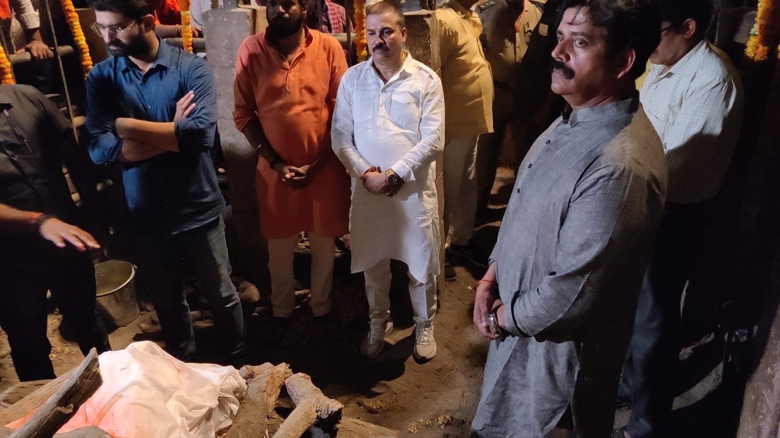 Varanasi News: पंचतत्व में विलीन हुए बीजेपी सांसद रवि किशन के भाई, मणिकर्णिका घाट पर हुआ अंतिम संस्कार Varanasi News: पंचतत्व में विलीन हुए बीजेपी सांसद रवि किशन के भाई, मणिकर्णिका घाट पर हुआ अंतिम संस्कार