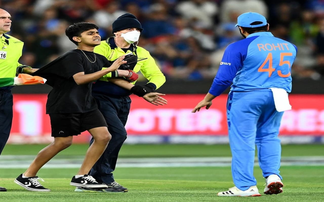 T20 WC 2022: रोहित की दिवानगी फैन को पड़ी मंहगी, चुकाने पड़ेंगे लाखों रूपये, कप्तान ने दिखाया बड़ा दिल! T20 WC 2022: रोहित की दिवानगी फैन को पड़ी मंहगी, चुकाने पड़ेंगे लाखों रूपये, कप्तान ने दिखाया बड़ा दिल!