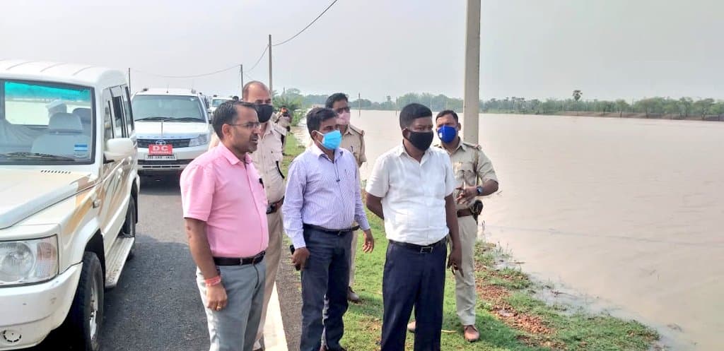 चक्रवाती तूफान Yaas की बारिश का कहर, साहिबगंज के बरहरवा के बाढ़ प्रभावितों के बीच राहत-बचाव कार्य जारी, उपायुक्त ने दिया ये आश्वासन चक्रवाती तूफान Yaas की बारिश का कहर, साहिबगंज के बरहरवा के बाढ़ प्रभावितों के बीच राहत-बचाव कार्य जारी, उपायुक्त ने दिया ये आश्वासन