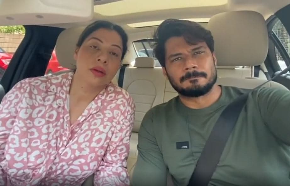 Sambhavna Seth के वीडियो पर मचा बवाल, आदिवासी भाषा के अपमान का लगा आरोप, अब कपल ने जारी किया माफीनामा Sambhavna Seth के वीडियो पर मचा बवाल, आदिवासी भाषा के अपमान का लगा आरोप, अब कपल ने जारी किया माफीनामा