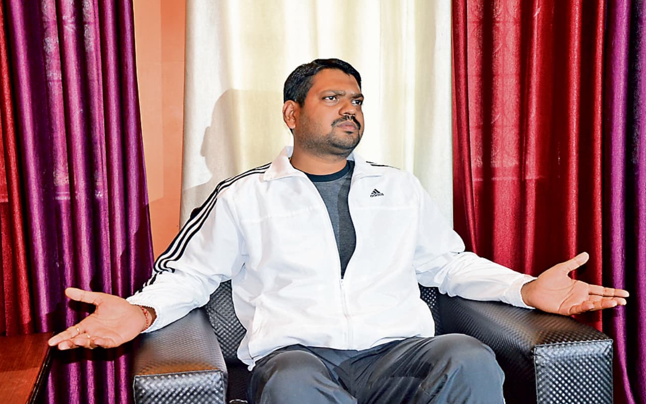 धनबाद : ‘राज्य सरकार चाहती है जेल या सरकारी अस्पताल में मर जाऊं’ बोले झरिया के पूर्व विधायक संजीव सिंह धनबाद : ‘राज्य सरकार चाहती है जेल या सरकारी अस्पताल में मर जाऊं’ बोले झरिया के पूर्व विधायक संजीव सिंह