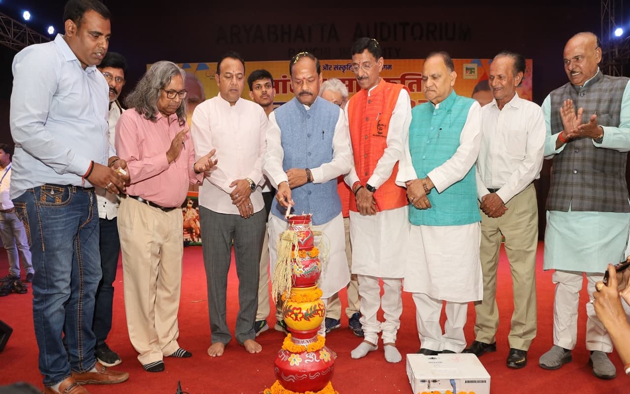 सांसद सांस्कृतिक महोत्सव: गीत-नृत्य से भव्य आगाज, पूर्व सीएम रघुवर दास ने संस्कृति के संरक्षण लिए बताया अहम सांसद सांस्कृतिक महोत्सव: गीत-नृत्य से भव्य आगाज, पूर्व सीएम रघुवर दास ने संस्कृति के संरक्षण लिए बताया अहम