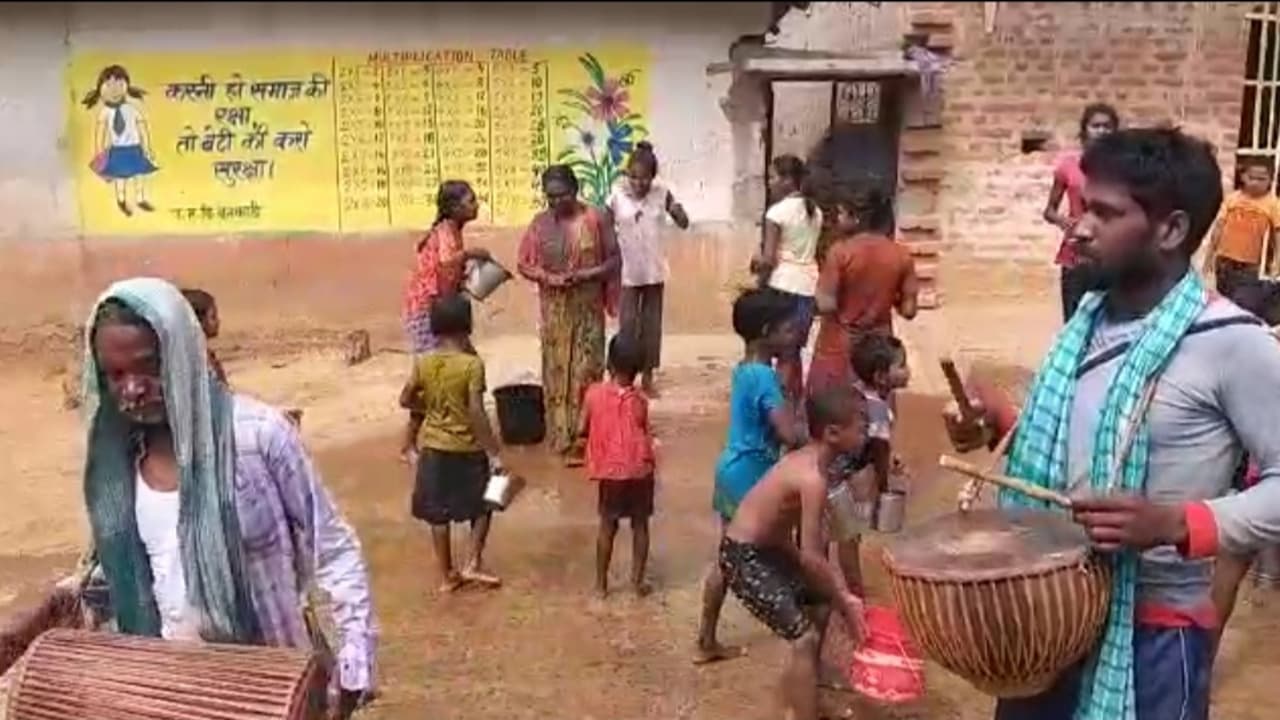 Happy Holi 2021 : संताल के आदिवासी समुदाय 3 दिन तक मनाते हैं होली का पर्व बाहा, प्राकृतिक फूल और नृत्य-गान है इसकी खास पहचान, देखें Pics Happy Holi 2021 : संताल के आदिवासी समुदाय 3 दिन तक मनाते हैं होली का पर्व बाहा, प्राकृतिक फूल और नृत्य-गान है इसकी खास पहचान, देखें Pics