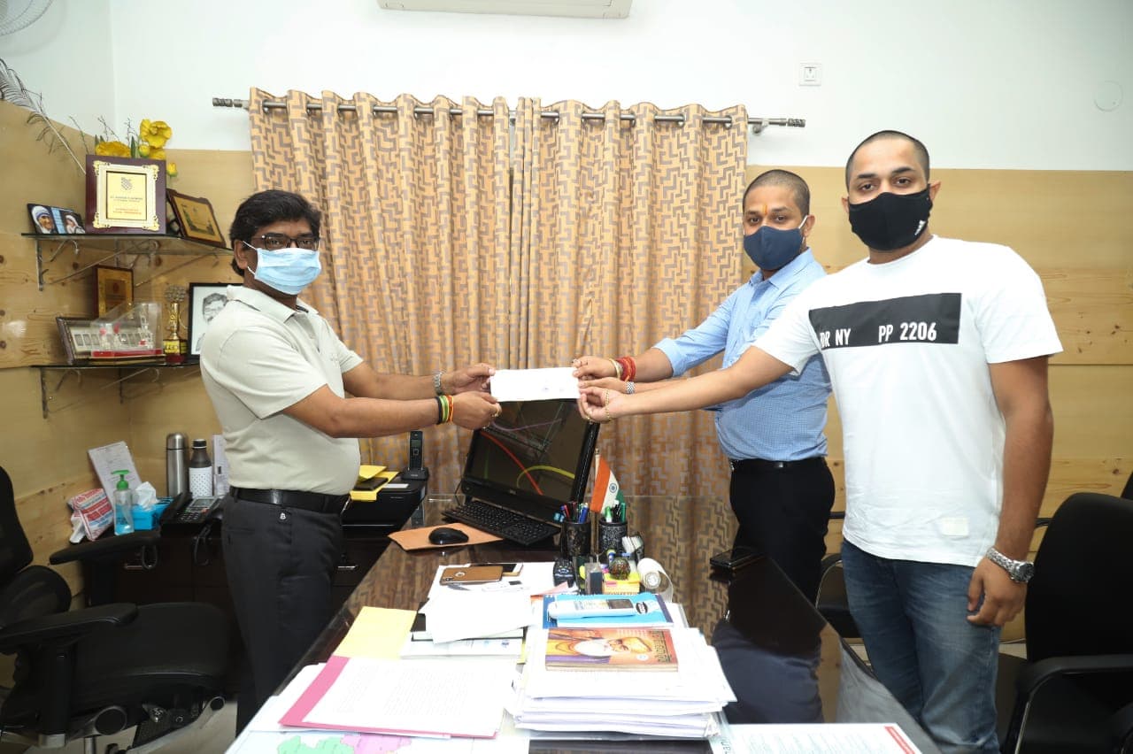 CM हेमंत सोरेन से मिले बेरमो विधायक अनूप सिंह, दिवंगत पत्रकारों के परिजनों की आर्थिक मदद के लिए सौंपा पांच लाख का डिमांड ड्राफ्ट CM हेमंत सोरेन से मिले बेरमो विधायक अनूप सिंह, दिवंगत पत्रकारों के परिजनों की आर्थिक मदद के लिए सौंपा पांच लाख का डिमांड ड्राफ्ट