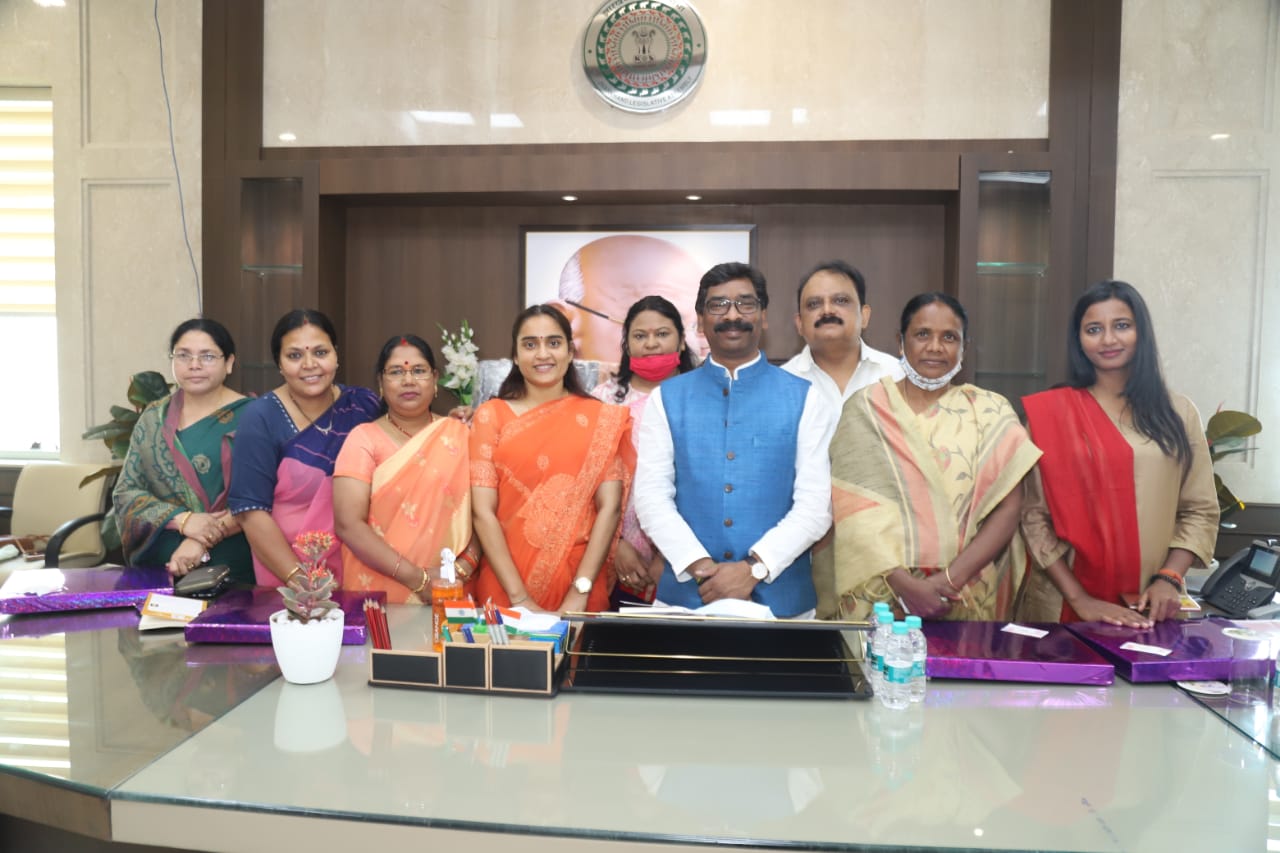 International Women’s Day 2021 : सीएम हेमंत सोरेन ने दी अंतरराष्ट्रीय महिला दिवस की बधाई, महिला विधायकों को किया सम्मानित International Women’s Day 2021 : सीएम हेमंत सोरेन ने दी अंतरराष्ट्रीय महिला दिवस की बधाई, महिला विधायकों को किया सम्मानित