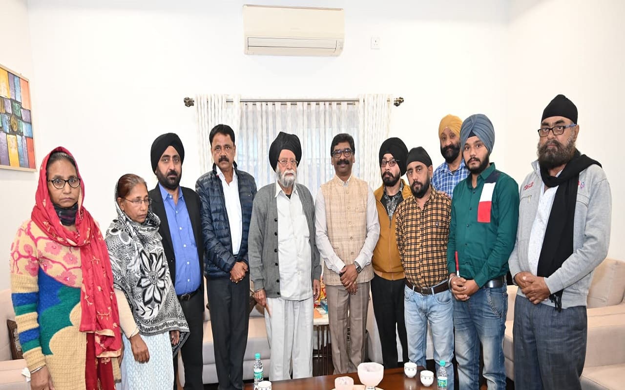 झारखंड के CM हेमंत सोरेन ने बस हादसे में मृत सिख समुदाय के 7 श्रद्धालुओं के आश्रितों को सौंपी मदद राशि झारखंड के CM हेमंत सोरेन ने बस हादसे में मृत सिख समुदाय के 7 श्रद्धालुओं के आश्रितों को सौंपी मदद राशि